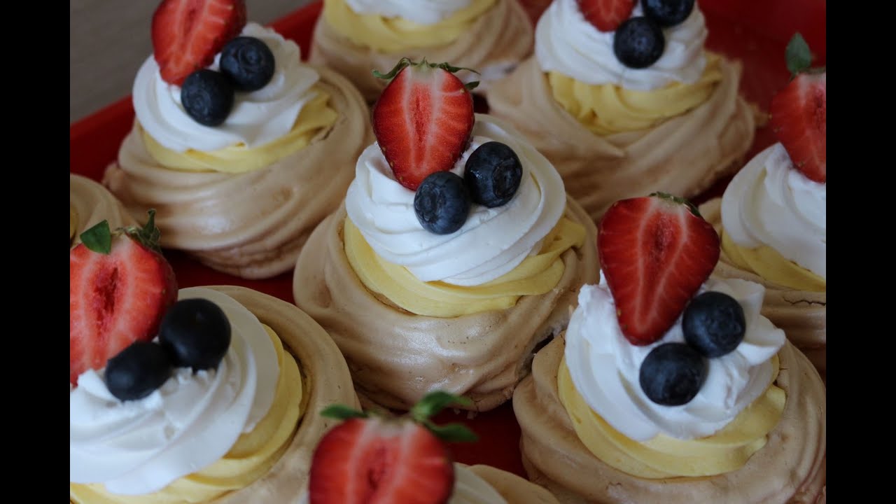 Mini pavlova tortice / Vazdušasta i veoma kremasta poslastica kojoj će retko ko odoleti