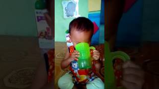 Anak ini minum teh hangat racikan,lihat yg yerjadi
