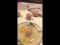ΑΠΟ ΤΑ ΠΕΡΙΕΡΓΑ ΤΗΣ ΦΥΣΗΣ... Αυγό «γέννησε» αυγό στα Χανιά! [video]