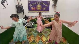 Diwani  mastani#cute #shortvideo #group dance 💃 ♥️ 🎶