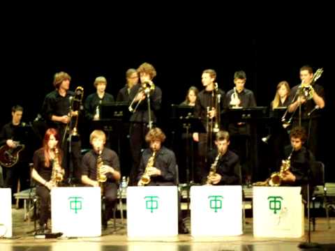 Thousand Oaks High School AM Jazz Band plays "On t...