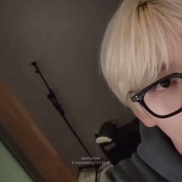 soobin pointing out how minhyuk looks the same as him in debut era✨