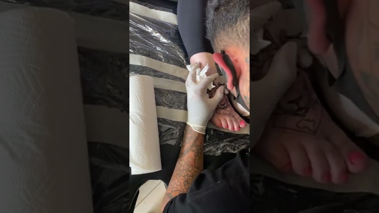 🇿🇦 Kurt Rose Tattooing Lion On Friends Foot 
