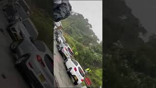 Glissement De Terrain En Colombie Des Voitures Emportées Par La Boue