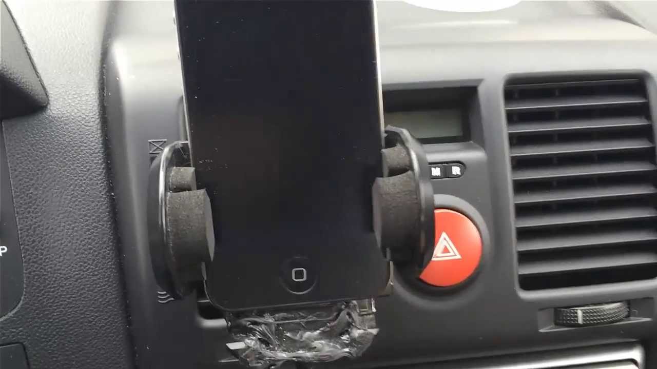 Handyhalterung an Lüftungsschlitz im Auto anbringen 