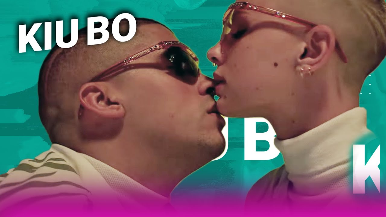 Bad Bunny transformado en mujern se come a besos a su novia