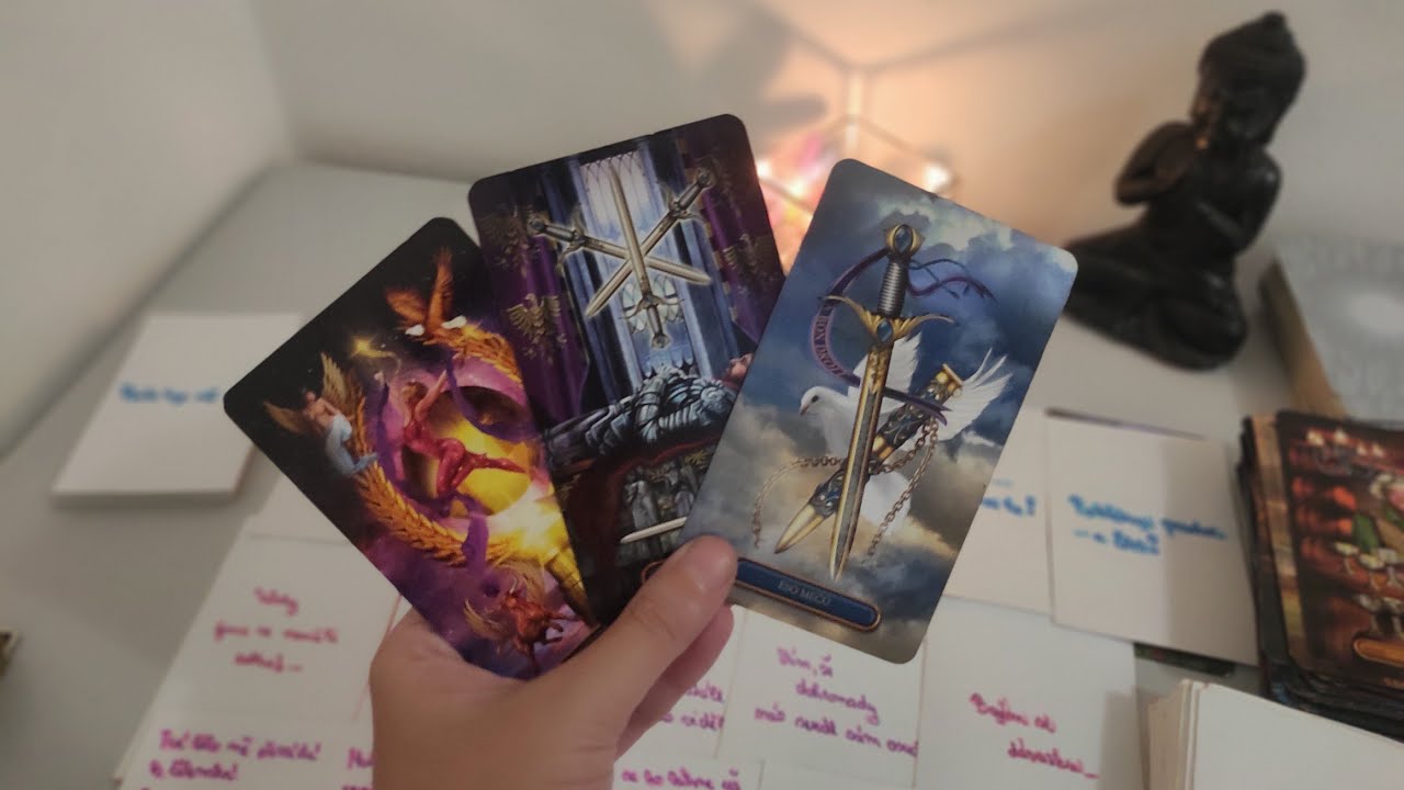 Nekomunikuje🥺🤷Co mi tají a teď by mi to nepřiznal?🤔Co by mi chtěl říct?🤔Výklad karet+NOVÉ vzkazíky💌💔