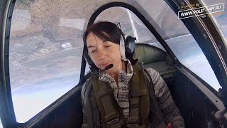картинка: Экстремалка в полёте на Як-52 с фигурами пилотажа. Страха нет, есть улыбки, удовольствие и радость!