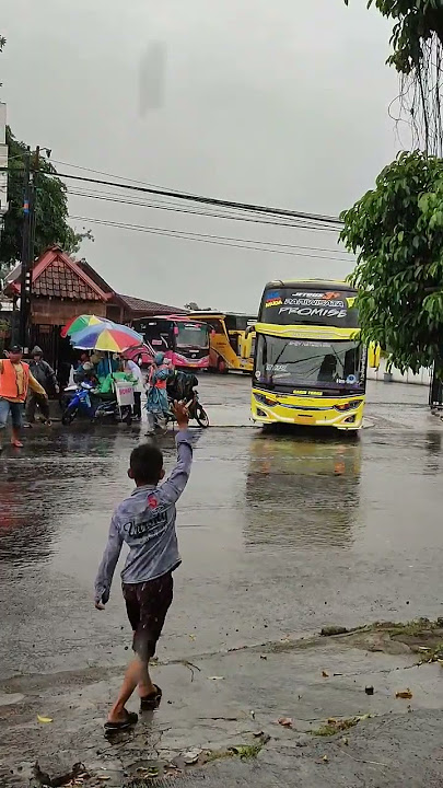 ANAK KECIL JOGET MINTA TELOLET SAAT HUJAN #shorts #short #youtubeshorts #viral