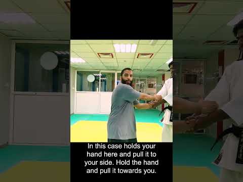 شو تسوي إذا مسك يدك بيدين