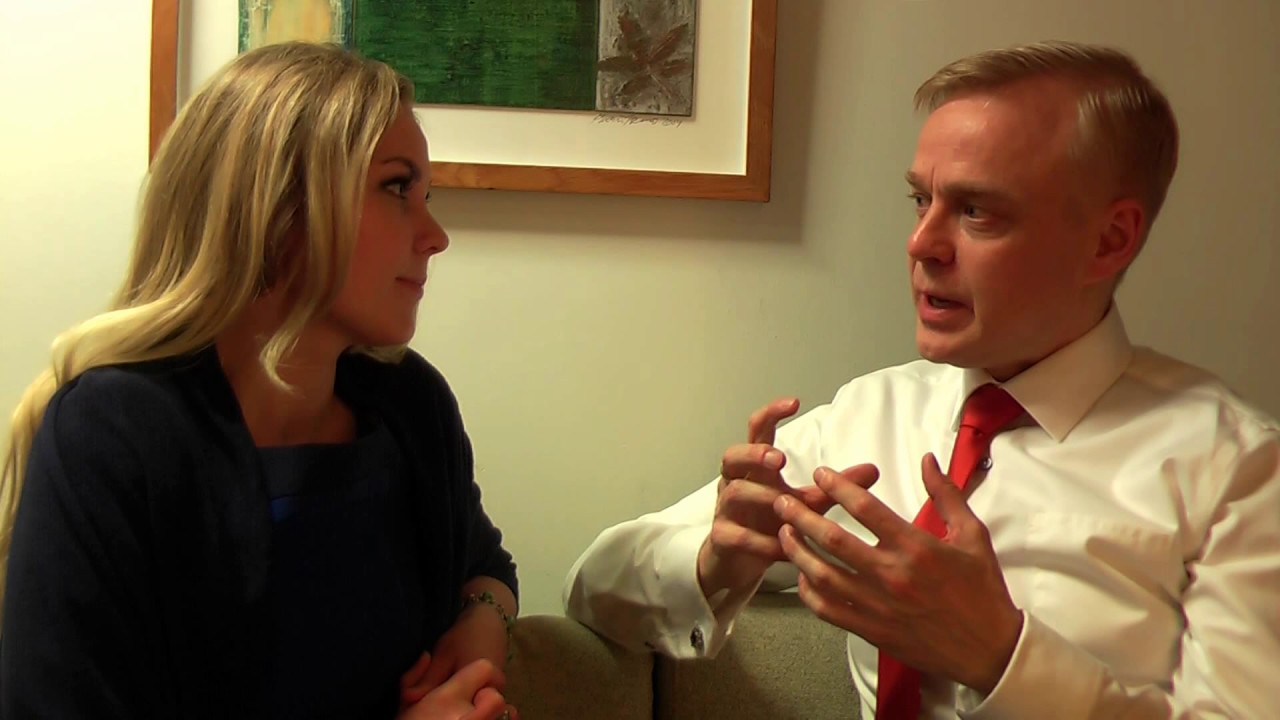 Kansanedustaja Timo Heinonen keskustelee Mirita Saxbergin kanssa opetuksesta