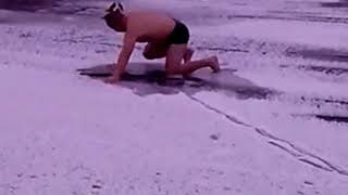 Человек спасает собаку от гибели / Brave Man Rescued Dog from Frozen Water Человек спасает собаку от гибели / Brave Man Rescued Dog from Frozen Water