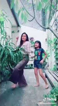TikTok Meggy Diaz Goyang Pecel Lele