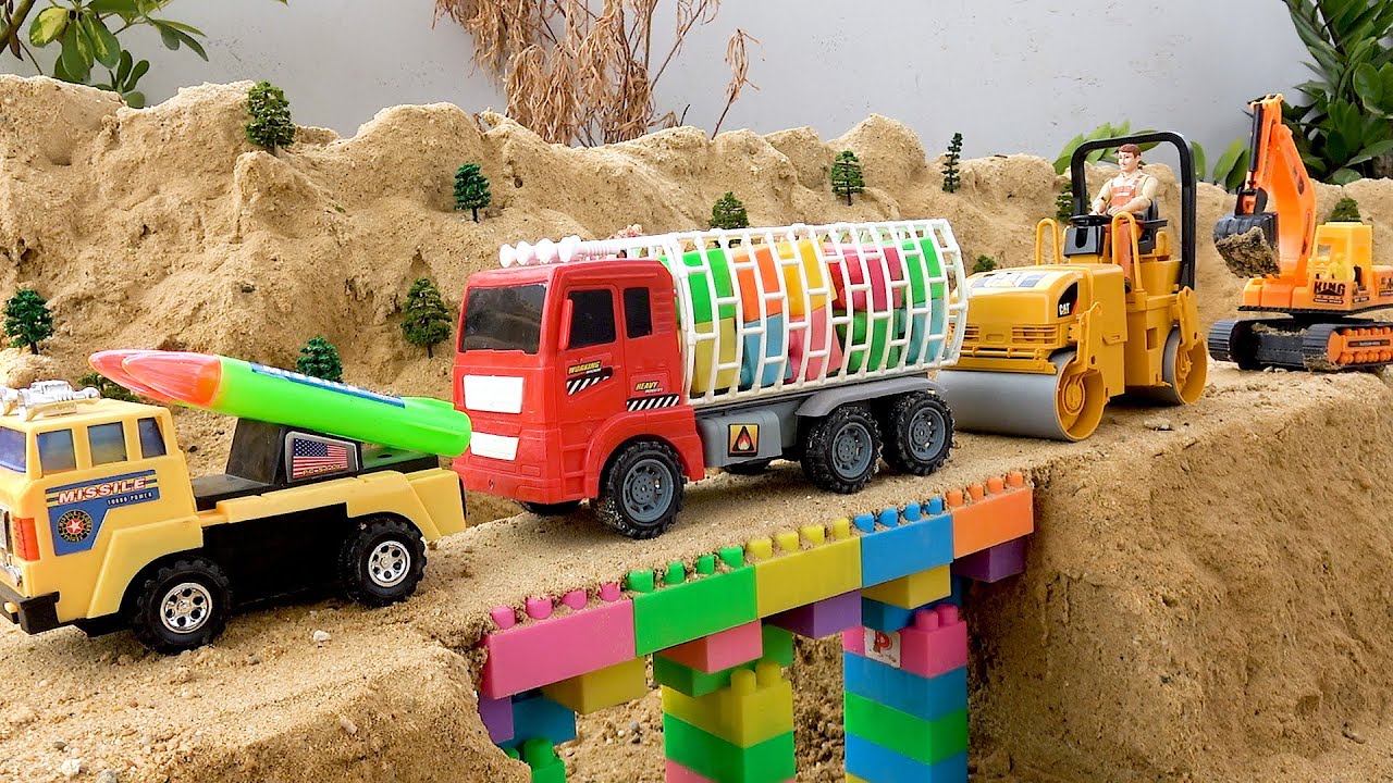 Asociar Fraude Derretido Vehículos de construcción construyen puentes con juguetes de bloques para  niños - YouTube