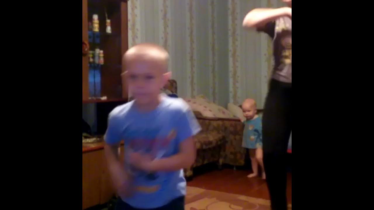 Пляшут бабушки с внуками. Бабушка танцует с внуком. Танец бабушки с внучкой. Бабушка танцует с внуком. Бабка и внучка танцуют.