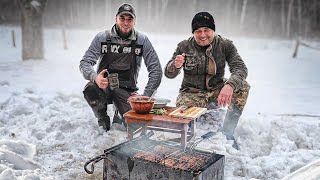 На хуторе в мороз согревает либо горячий шашлык, либо совместная работа.