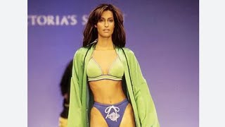 YASMEEN GHAURI CATWELK VICTORIAS SECRET 1996-1997.