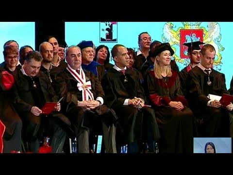 სან დიეგოს უნივერსიტეტის კურსდამთავრებულთა პირველი გამოსაშვები ცერემონია