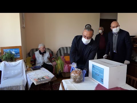 ფოთში 70 წელს გადაცილებულ დევნილებს პროდუქტი გადასცეს 15 04 20