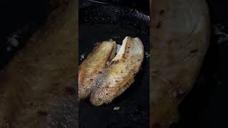 Preparando filete de pescado a la plancha o más bien en comal de hierro