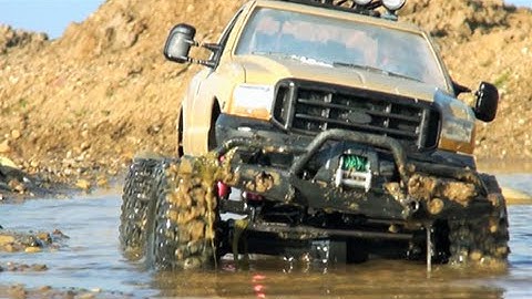 RC FORD f350 truck action / great f350 wateradventure / big v8 sound / crazy rc stuff