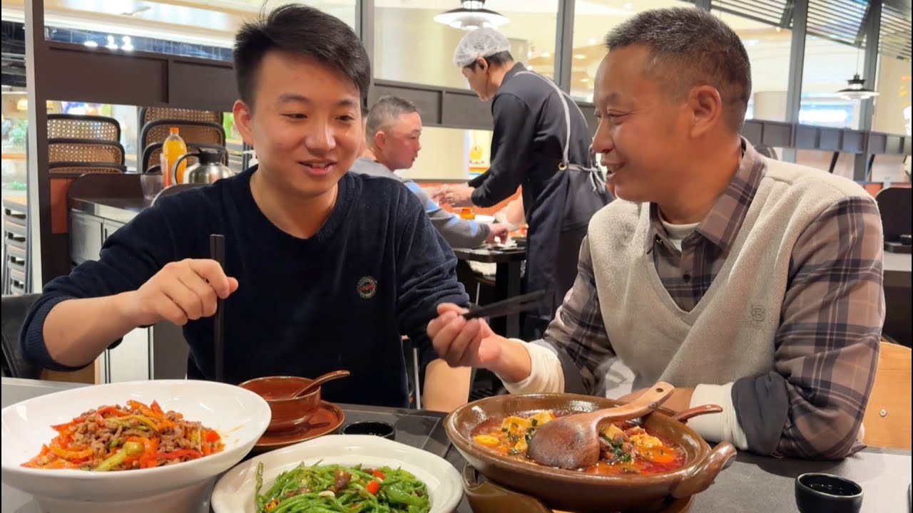 上海粉丝一家人吃饭，上了不少川菜，人好又热情