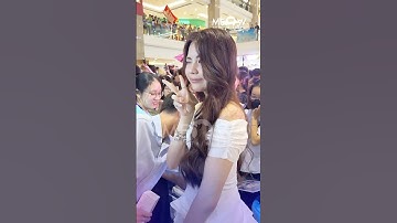 Con gái Út của MC Quyền Linh nay đã dạn dĩ hơn trước đám đông, nhan sắc cực nét không thua kém chị 2