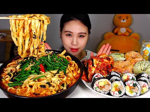 SUB 뜨끈하고 걸쭉한 <strong>얼큰이칼국수</strong> 왕만두 참치김밥 먹방 Mukbang Eating Sound