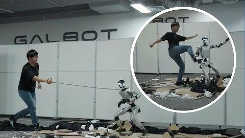 Ingenieur schopt humanoïde robot en trekt hem bij de nek in brute stabiliteitstest