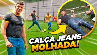 JOGANDO FUTEBOL DE CALÇA JEANS MOLHADA! *deu até treta*