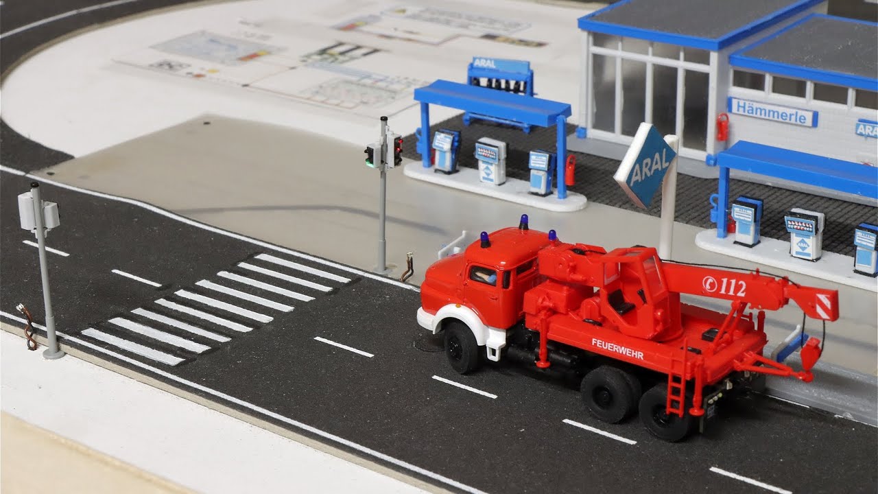 🚨 Viessmann CarMotion system auto met zwaailichten door het rode licht !