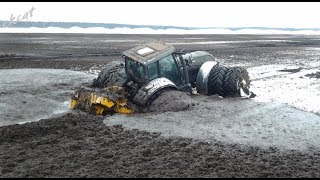 Эвакуация трактора из болота Evacuation of the tractor from the swamp