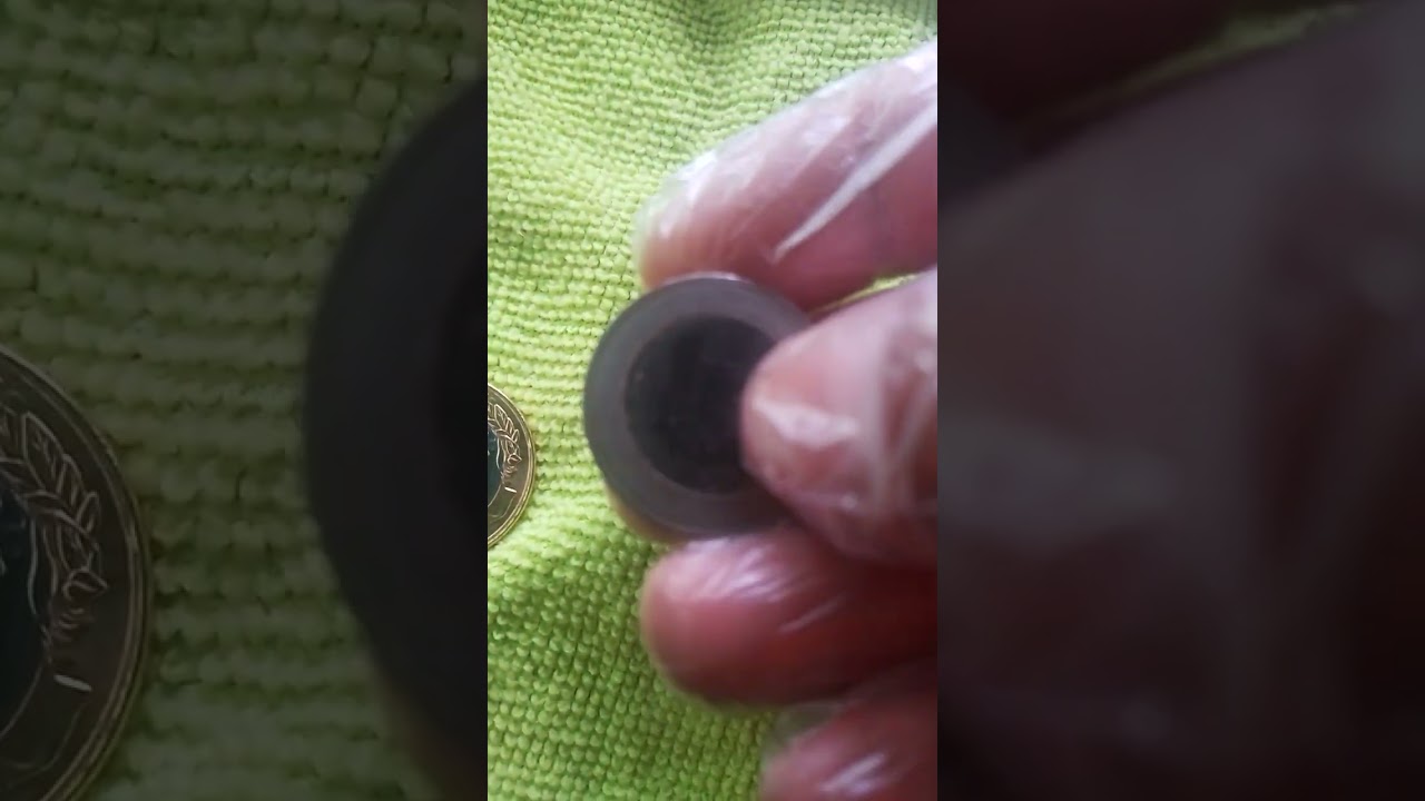 Moeda de 1 real inclinada orizontalmente para esquerda