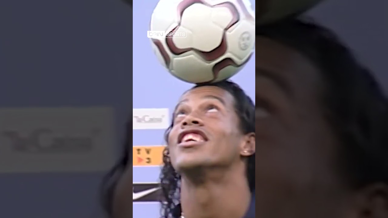 😍 Quand le magicien Ronaldinho envoûtait les fans du Barça pendant sa présentation ! 