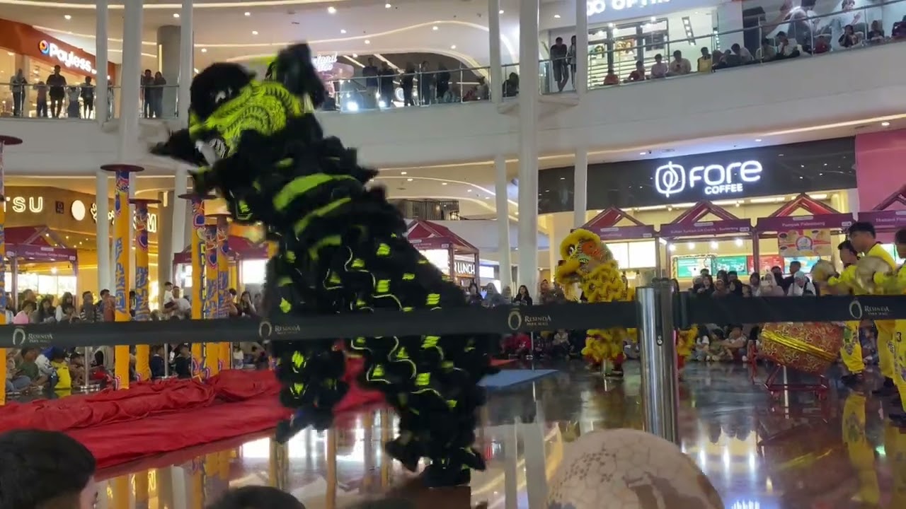 Barongsai hitam dan kuning 