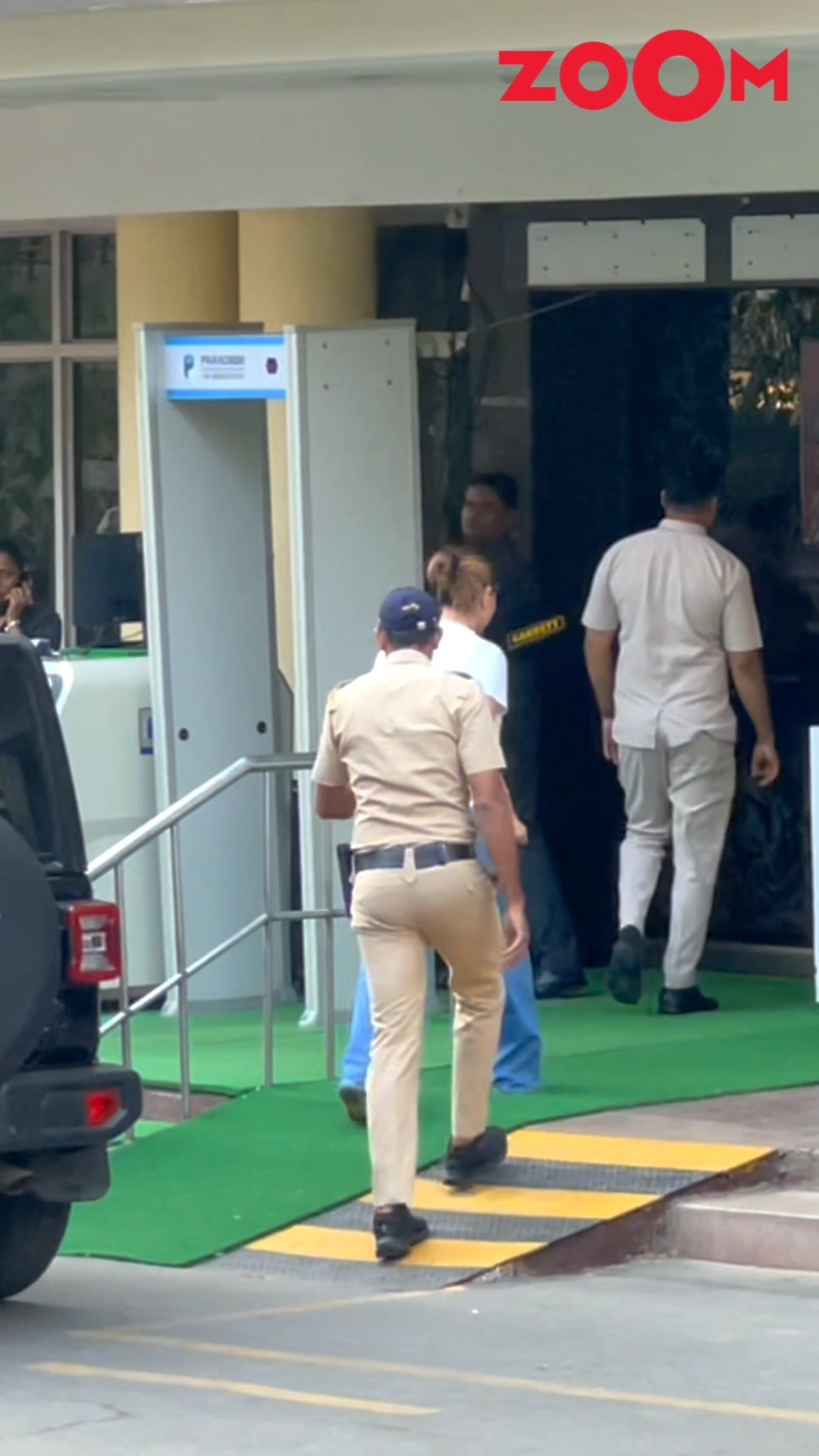 Kareena Kapoor Khan arrives at Lilawati hospital to check on Saif Ali Khan's health post surgery