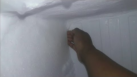 scraping freezer frost/with a hand/short video😊