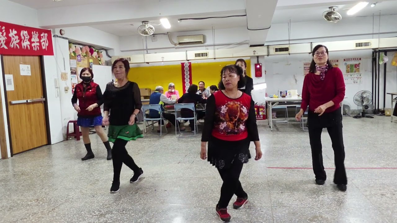 在福齡松青會，地下室跳廣場舞。小高唱歌，嘉雪攝影