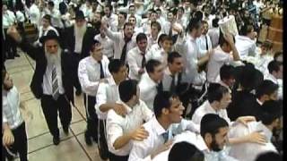 Video voorbeeld van "הקפות שניות בישיבת בית שמעיה - גלעד פוטולסקי ותזמורת שלהבת"