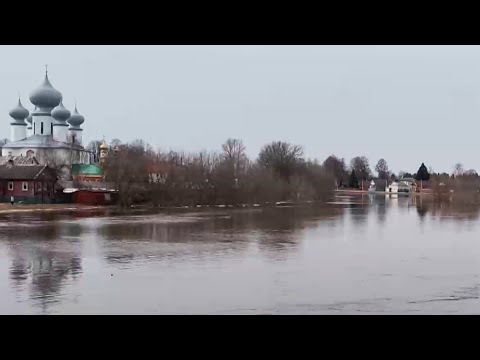 Город Тихвин ушел под воду за считанные часы из-за резкого скачка уровня воды в местной реке