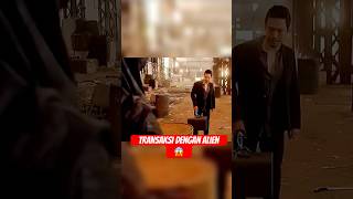 Seorang pria melakukan transaksi dengan alien 👽