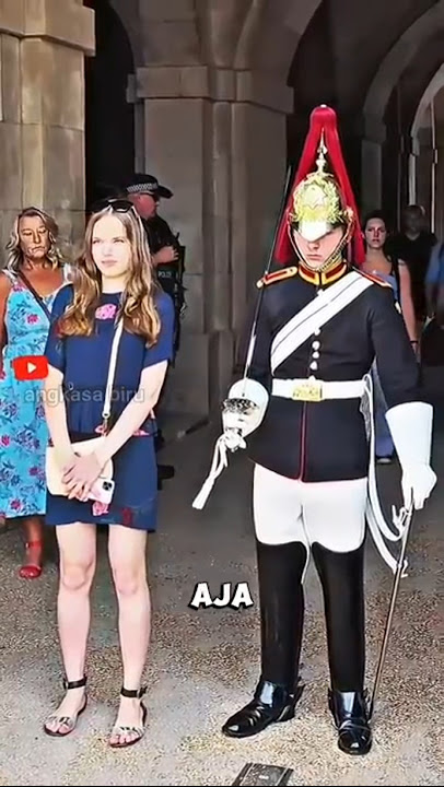 Penjaga Kerajaan Inggris Akhirnya Senyum! 😲#RoyalGuard #MomenLangka #FaktaUnik