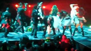 Miley Cyrus live Thriller Dance Wonder World Tour