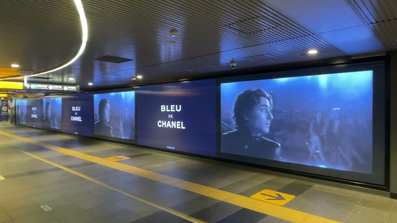 CHANELのフレグランス「ブルー ドゥ シャネル」で渋谷駅地下通路の交通
