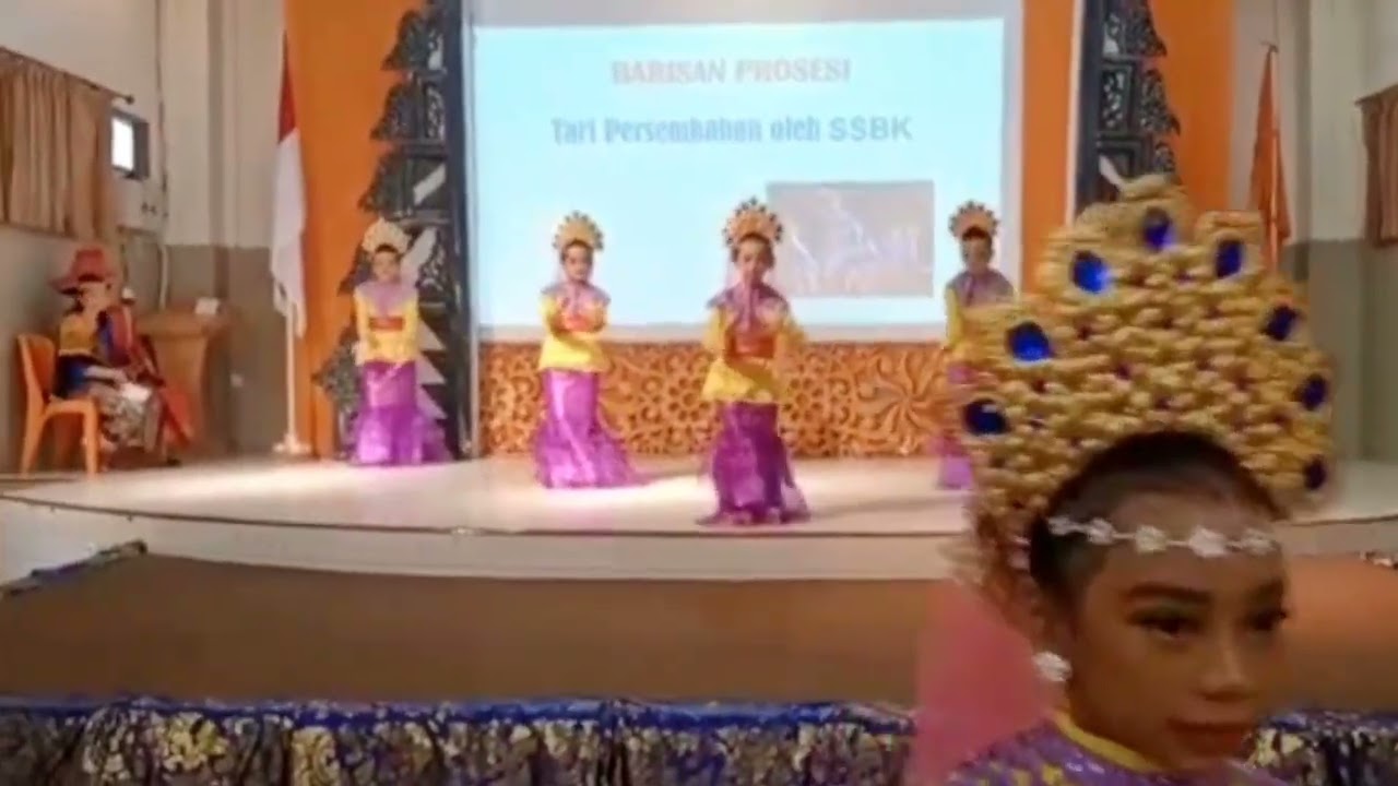 Tari Persembahan oleh siswi ekskul SDBK 1 