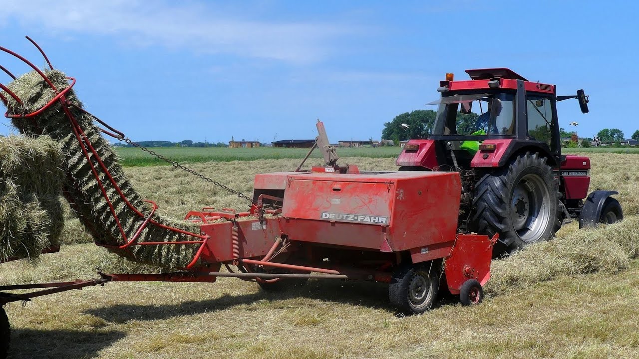 Hooi persen met DEUTZ-FAHR HD 560. AGRI Service Oosterwijtwerd.
