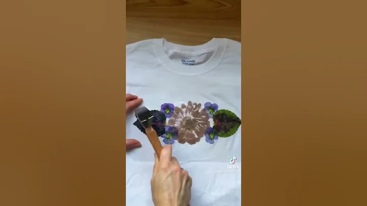 Natural print made with real flowers 🔨🌸🌿