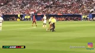 البنت اللي نزلت في ملعب مباراة ليفربول وتوتنهام اليوم