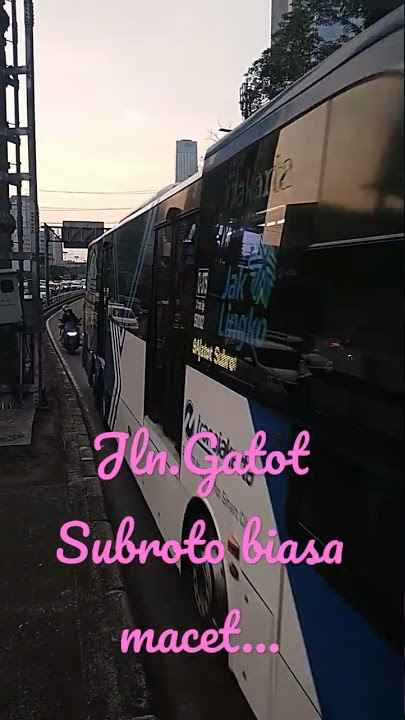 Setiap jam pulang kerja , jln Gatot subroto selalu macet , mau gak macet ? ya naik bus Transjakarta.