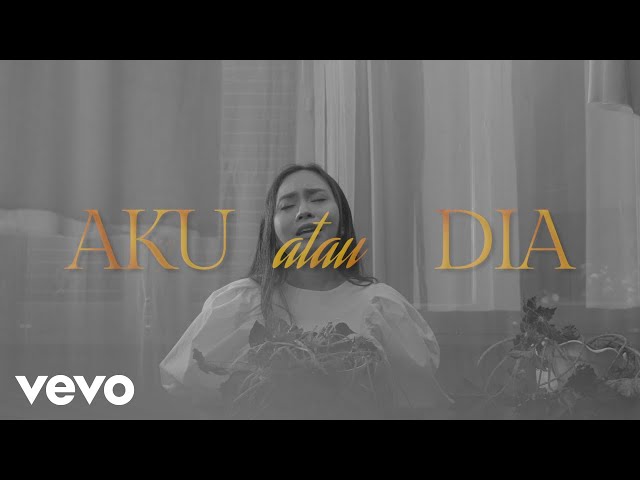 Aviwkila - Aku Atau Dia (Official Lyric Video) class=